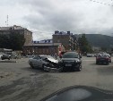 В Южно-Сахалинске на перекрестке ул. Пограничной и пр. Мира столкнулись два автомобиля