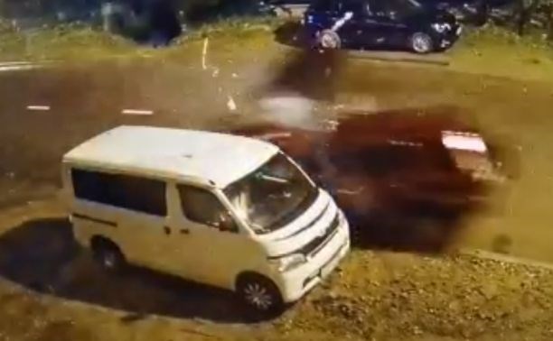 Сотня по "встречке": в сеть попало видео жёсткой аварии в Корсакове