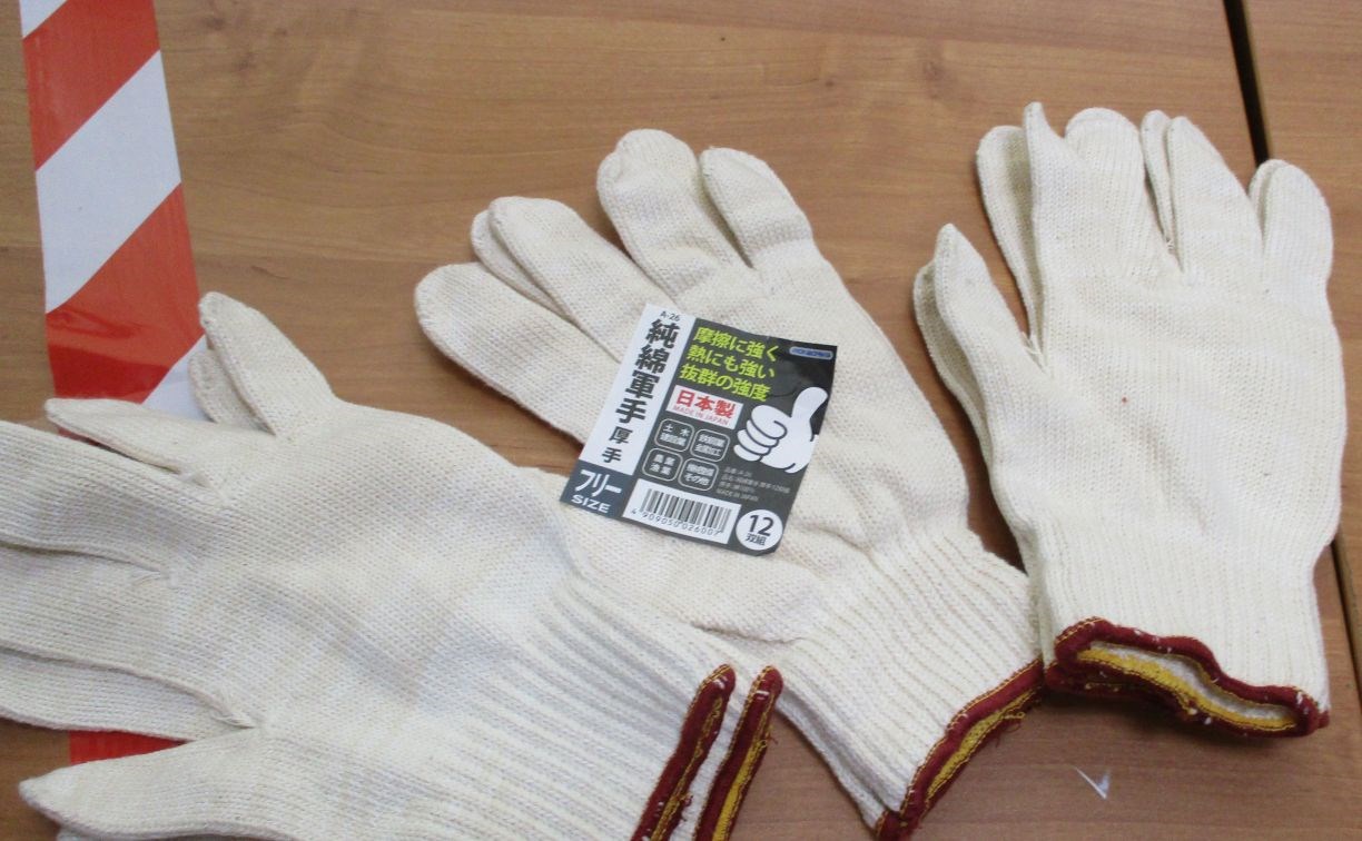 Сахалинские таможенники отправили партию конфискованных перчаток в зону СВО