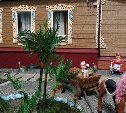 Сказочный мир и ужас из "Крика": как дворик в сахалинском посёлке стал достопримечательностью