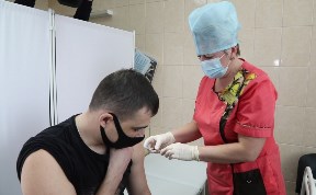 Губернатор дал старт вакцинации от коронавируса в Сахалинской области