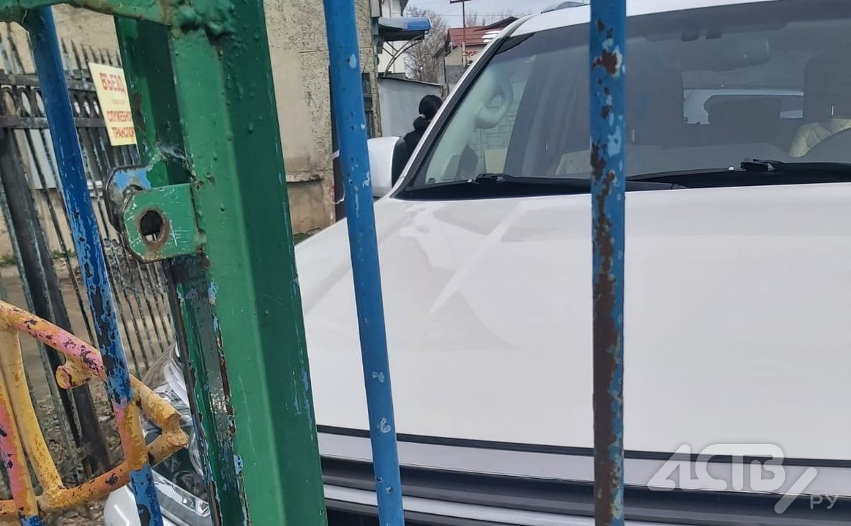 Автохам на Lexus заблокировал вход в детсад в Южно-Сахалинске