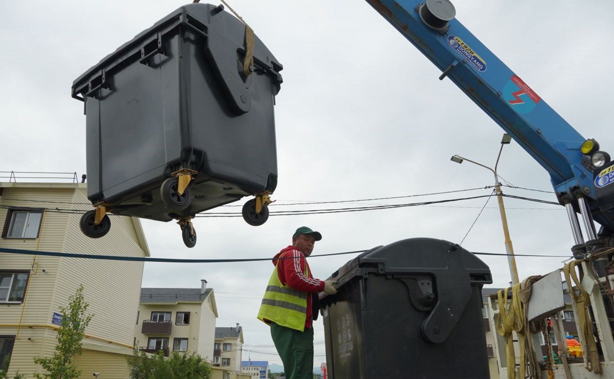 Больше 100 евроконтейнеров для мусора установили в Дальнем