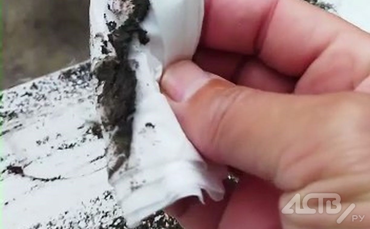 "Город накрыло": курильчанин показал на видео, как почернели окна после извержения вулкана