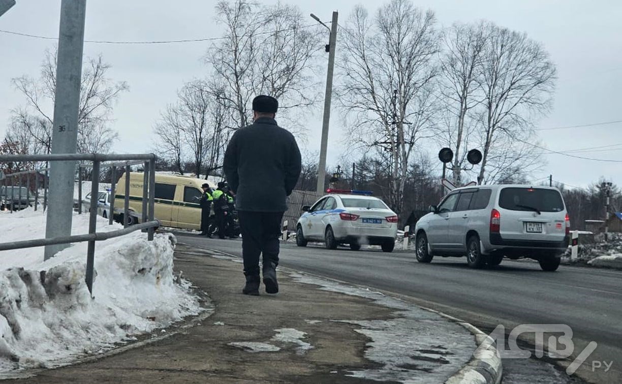 Инкассаторский автомобиль столкнулся с локомотивом на Сахалине