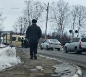 Инкассаторский автомобиль столкнулся с локомотивом на Сахалине