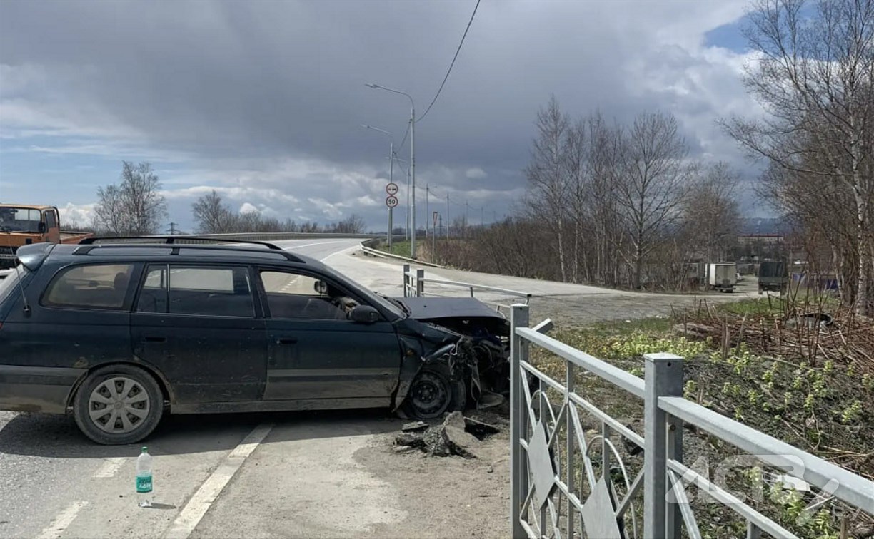 В Южно-Сахалинске автомобиль врезался в ограждение, водитель — в больнице