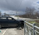 В Южно-Сахалинске автомобиль врезался в ограждение, водитель — в больнице