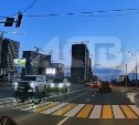 Юные велосипедисты в Южно-Сахалинске пытались проскочить через дорогу на красный