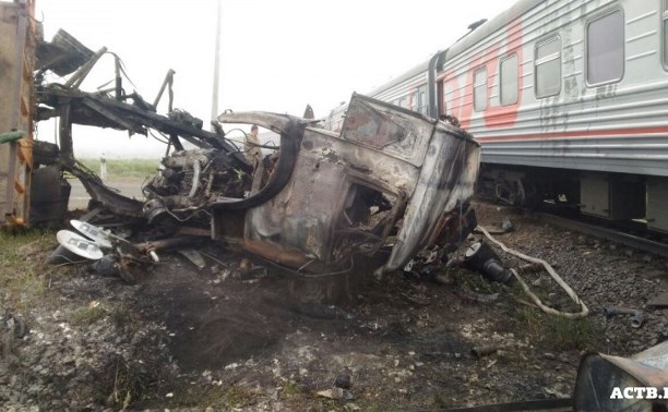 На Сахалине поезд столкнулся с грузовиком: двое погибли