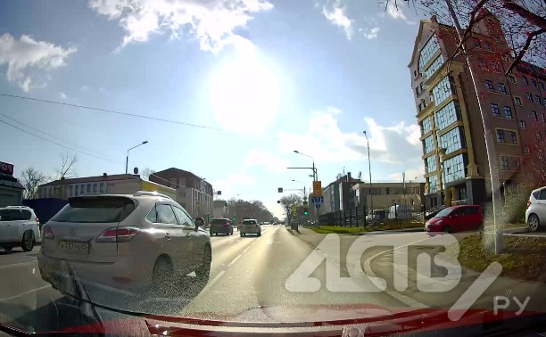 В Южно-Сахалинске "нестабильный" Lexus навёл смуту среди автомобилистов