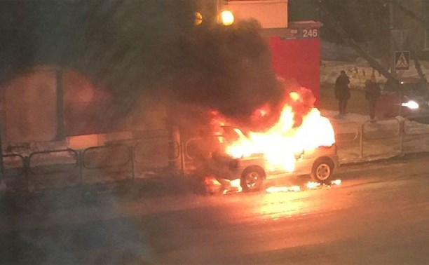 Автомобиль сгорел в центре Южно-Сахалинска