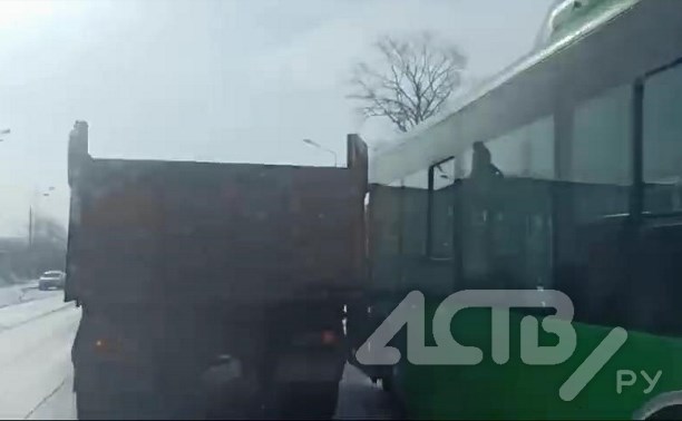 Очевидцы: зелёный автобус и грузовик столкнулись в Южно-Сахалинске