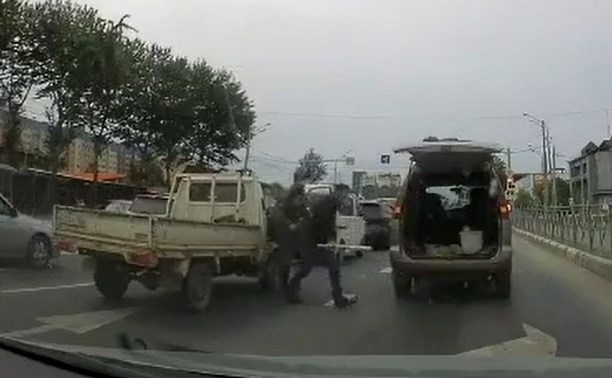 Эпичная потасовка с битой между двумя водителями в Южно-Сахалинске попала на авторегистратор 