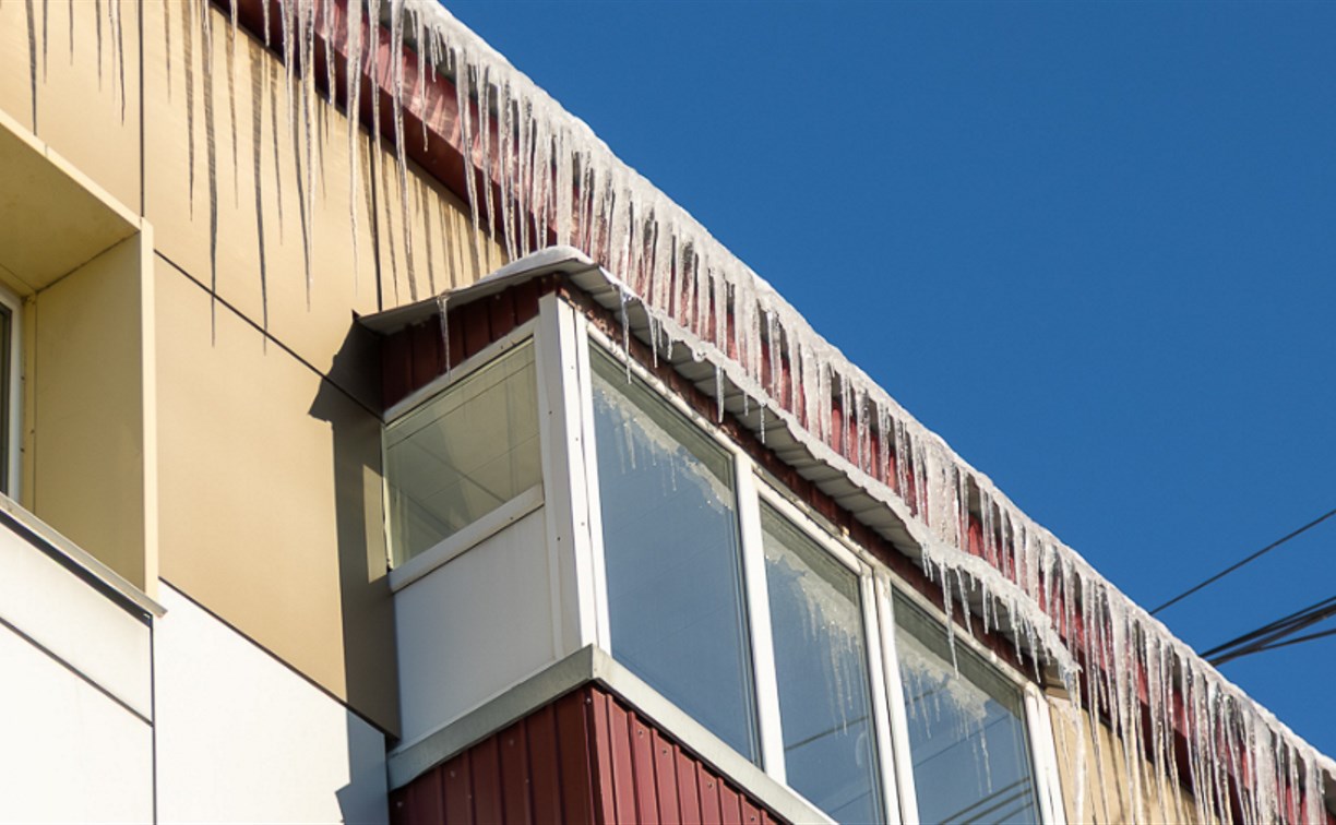 В Южно-Сахалинске усилен контроль за очисткой крыш от снега и наледи