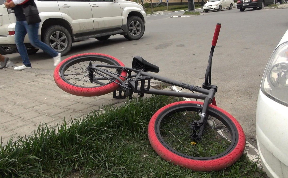 Подросток на велосипеде врезался в автомобиль такси в Южно-Сахалинске