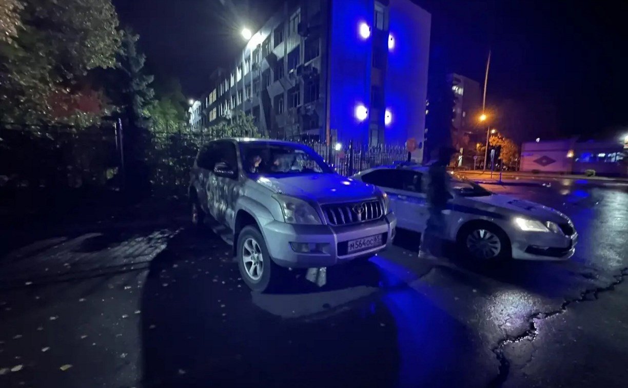 В Южно-Сахалинске ищут виновника аварии с участием внедорожника