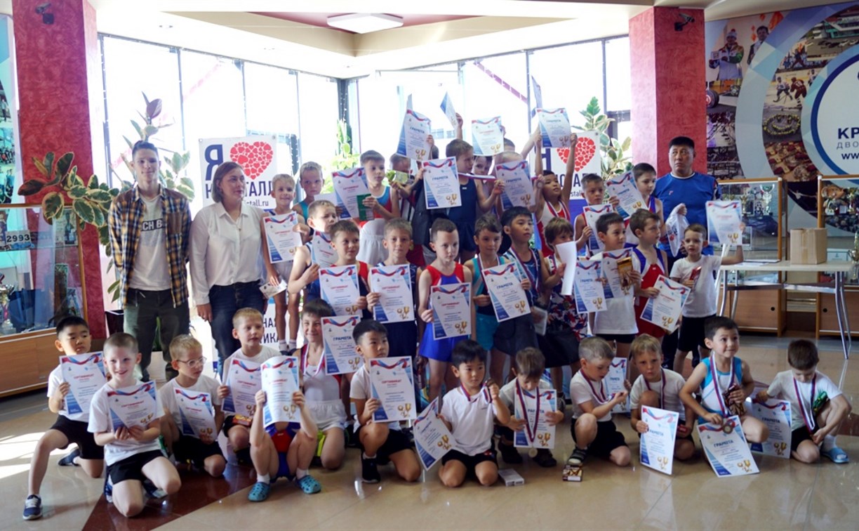 Во всероссийский день гимнастики выступили 40 юных сахалинцев