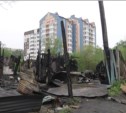 В Южно-Сахалинске огонь практически полностью уничтожил многоквартирный барак (ФОТО)