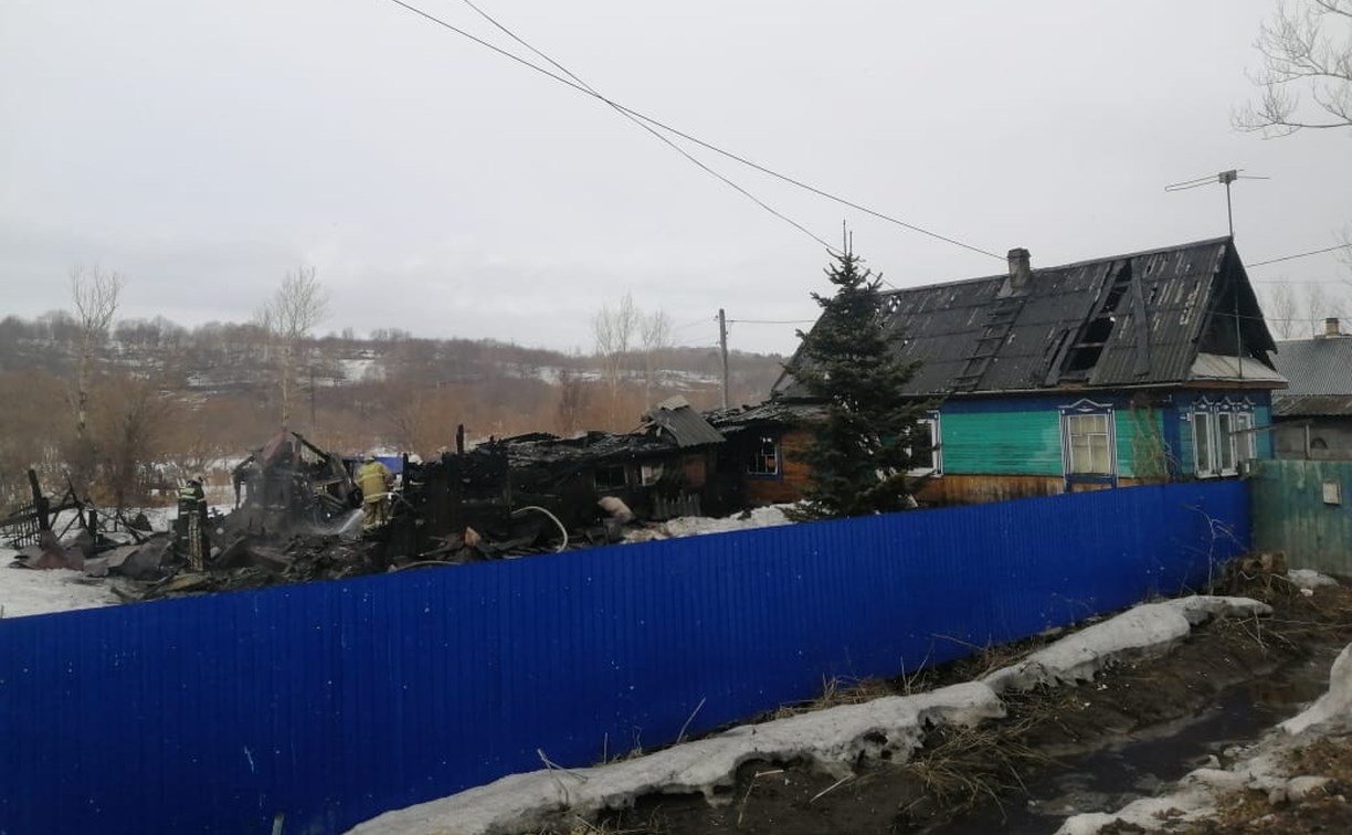 Пожар в Александровске-Сахалинском уничтожил большое строение