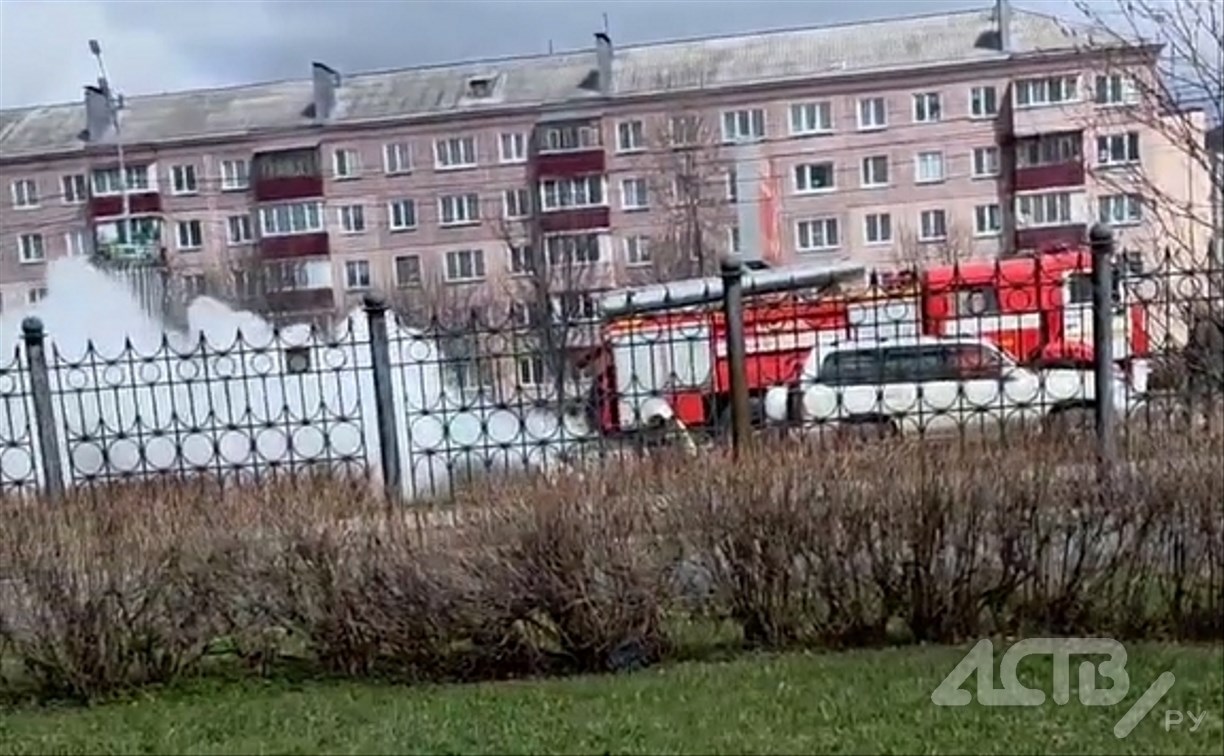 Седан загорелся прямо на дороге у областной больницы в Южно-Сахалинске