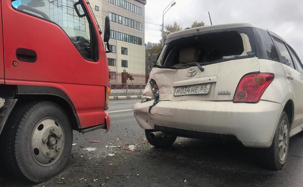Три автомобиля столкнулись на проспекте Мира в Южно-Сахалинске