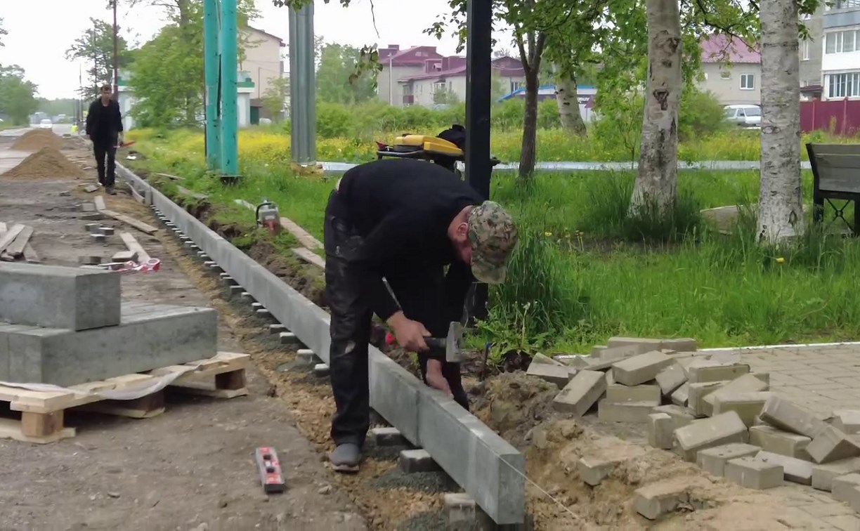 Видеонаблюдение, плитка и зелень: улицу Ленина в Аниве сделают комфортнее
