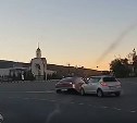 Водитель хэтчбека, не глядя, влетел на кольцо и выбил седан на пл. Победы в Южно-Сахалинске 