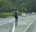 Подросток на электросамокате устроил трюки посреди дороги в Южно-Сахалинске