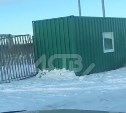 В Поронайске газовая заправка на лопате: местные автомобилисты негодуют