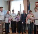 Сахалинским легкоатлетам вручили благодарственные письма островного минспорта