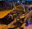 "Пожёванный" со всех сторон автомобиль обнаружили утром в Южно-Сахалинске