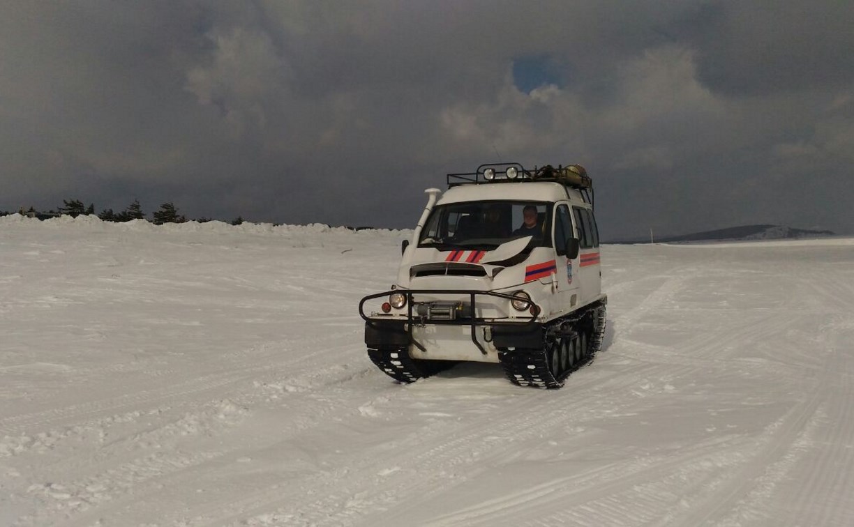 Сахалинские спасатели доставили членов избиркома до избирателей на снегоболотоходе