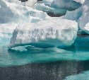 Грузовое судно зажало льдами в акватории Охотского моря