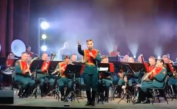 В Приамурье военный оркестр исполнил "Короля и Шута"