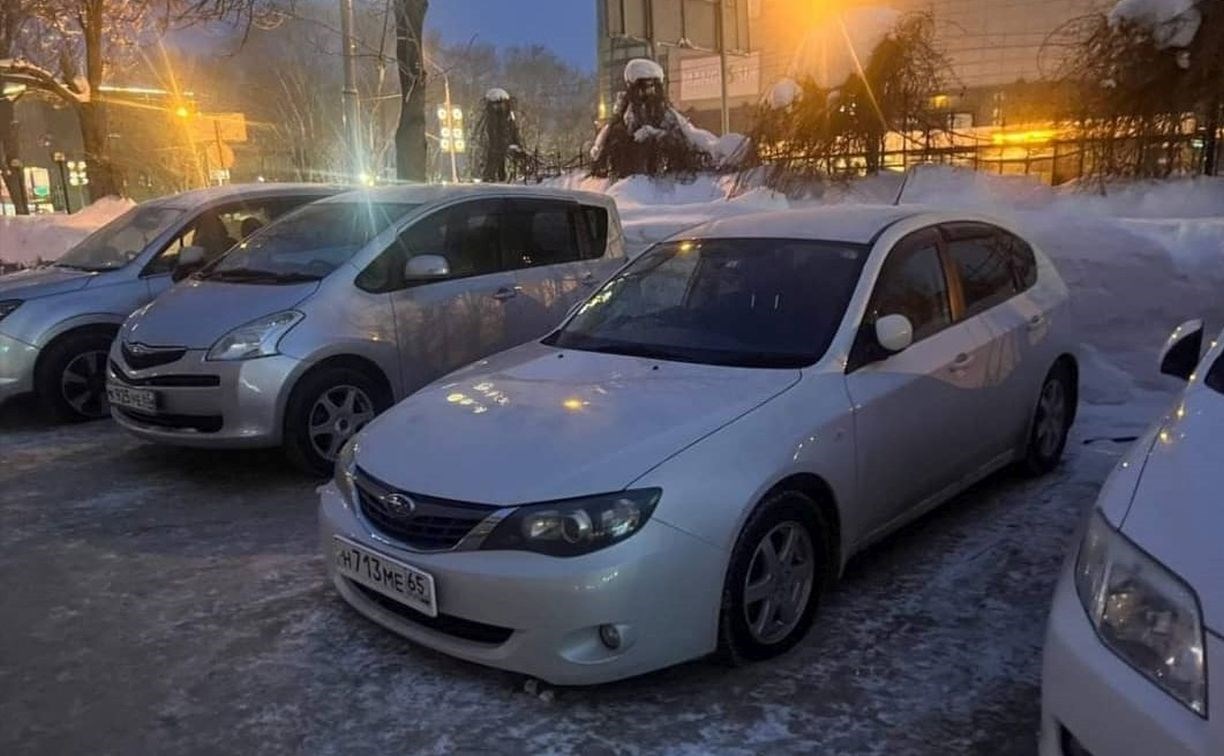 Неизвестные порезали колёса четырёх автомобилей на парковке в Южно-Сахалинске