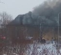 Крупный пожар в Макаровском районе: огонь охватил двухэтажку на "Рублёвке"