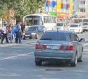 Очевидцы: в Южно-Сахалинске мужчина потерял сознание, когда переходил дорогу