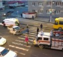 Два человека пострадали при лобовом столкновении грузовика и микроавтобуса в Южно-Сахалинске (ФОТО)