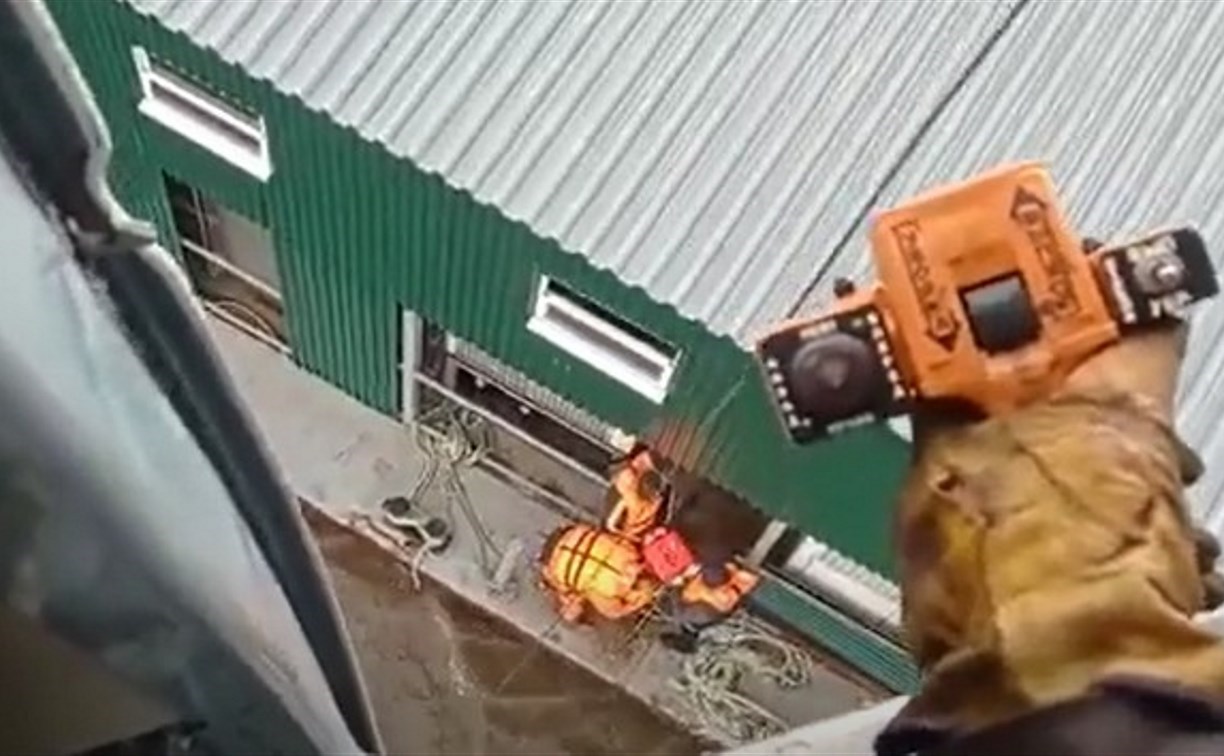 С дрейфующей в Татарском проливе баржи эвакуировали травмированного мужчину