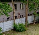 Опасные "догонялки" на высоте: в Южно-Сахалинске дети несколько дней играют на крыше здания