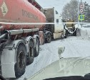 "Носятся за сотку": бензовоз врезался в спецтехнику на Сахалине