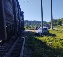 Выехал на пути: автомобиль столкнулся с поездом на Сахалине