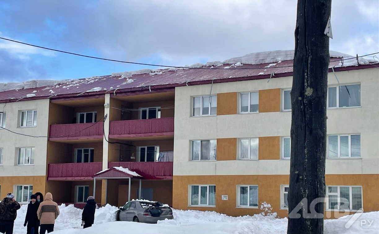 Снег рухнул с крыши и разбил авто на Сахалине — видео