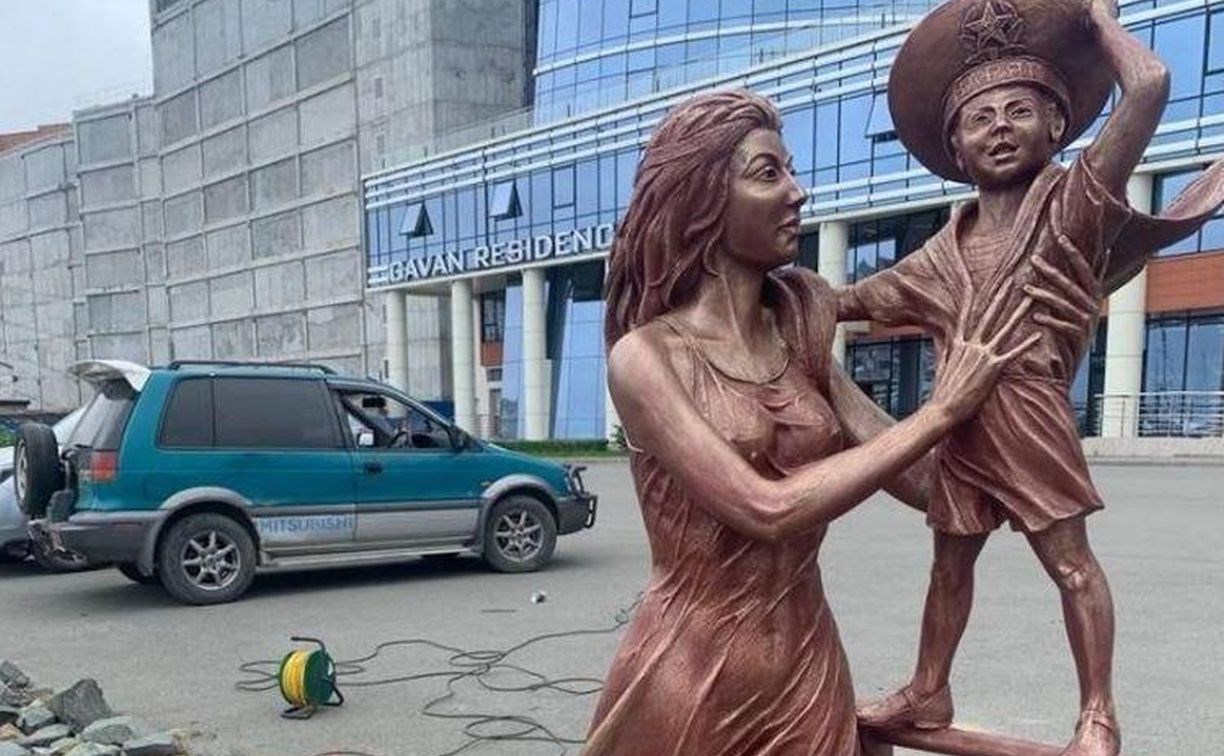 Во Владивостоке поставили статую женщины без белья и в мокром платье