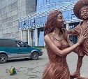 Во Владивостоке поставили статую женщины без белья и в мокром платье