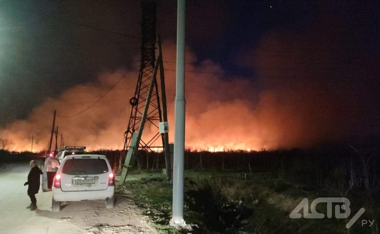 Сильный пожар тушат в Луговом