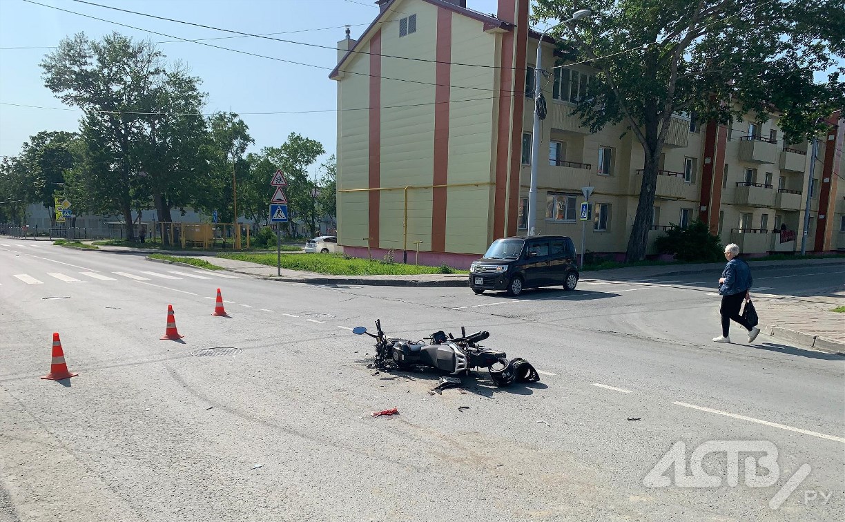 Очевидцев столкновения мотоцикла и кроссовера ищут в Южно-Сахалинске