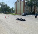 Очевидцев столкновения мотоцикла и кроссовера ищут в Южно-Сахалинске