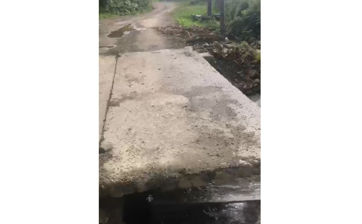 Из-за дождей в Долинске размыло мост в частном секторе
